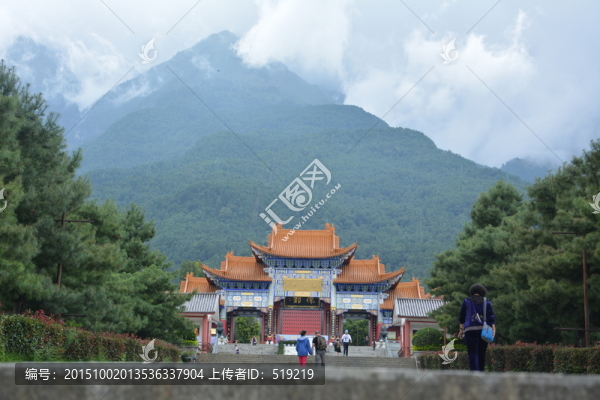 積云,遠(yuǎn)山,寺廟,傳統(tǒng)建筑
