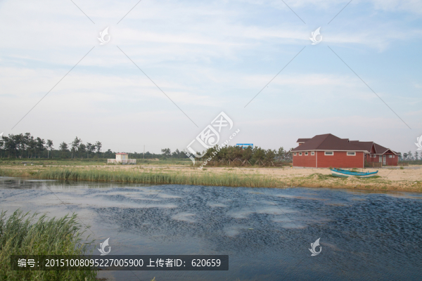 沙灘上水邊的建筑