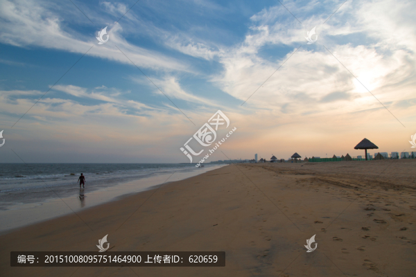 金色夕陽落山時(shí)刻的沙灘