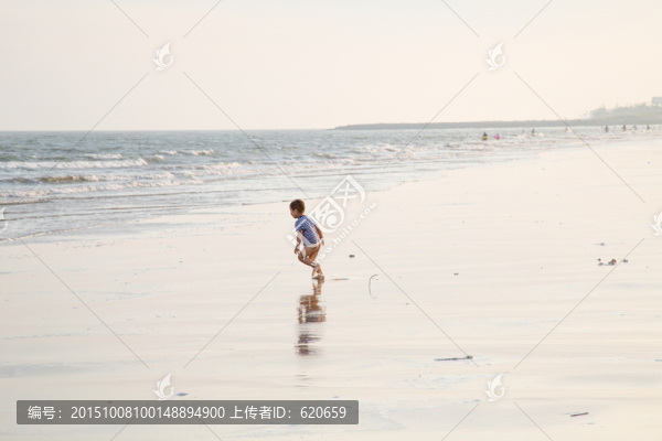 跑向海水中的小男孩