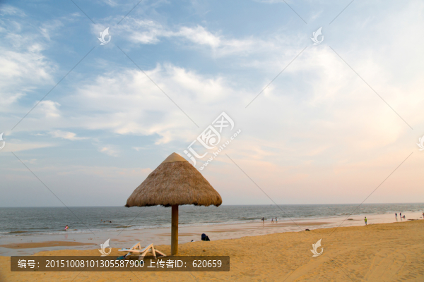 夕陽(yáng)下的沙灘風(fēng)光