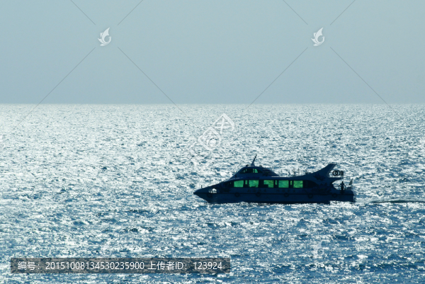 海面的船