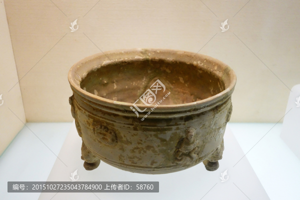 佛像紋青瓷三足洗
