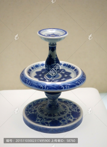 青花纏枝蓮燭臺(tái)