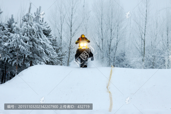 飛奔的雪地摩托車