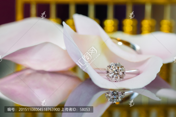 花瓣與鉆戒