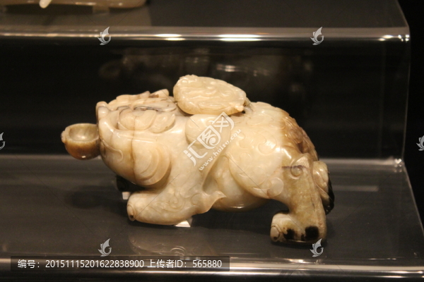 青白玉獸形硯滴