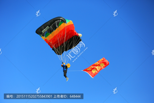 空中的滑翔傘