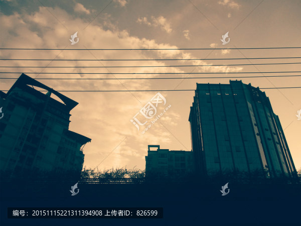形態(tài)萬(wàn)千的云朵和城市建筑