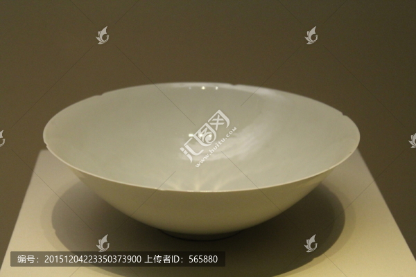 白釉葵口碗