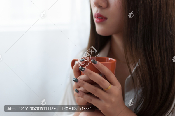 端著茶杯的女人
