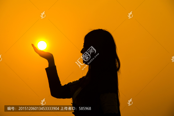 手捧夕陽剪影