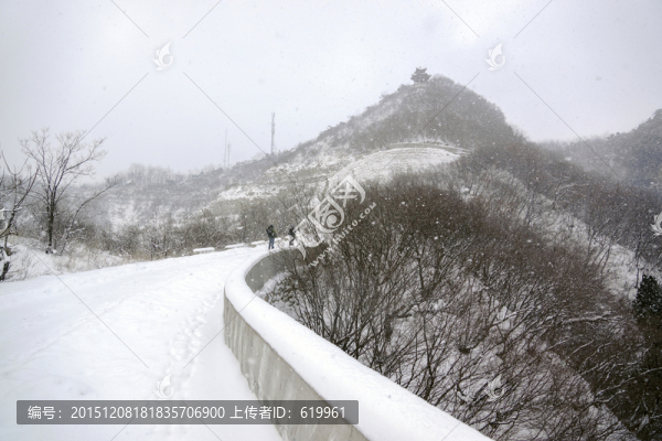 雪中仰天山