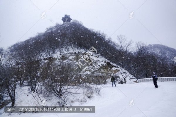 雪中仰天山