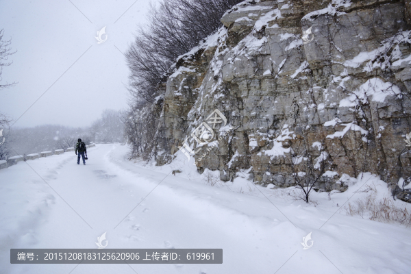 雪中仰天山