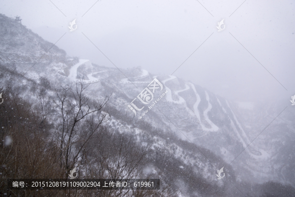 雪中仰天山九龍盤