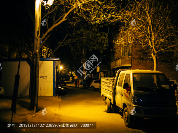 家屬院路燈下夜景
