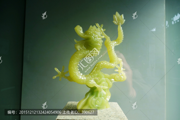 翡翠龍雕像