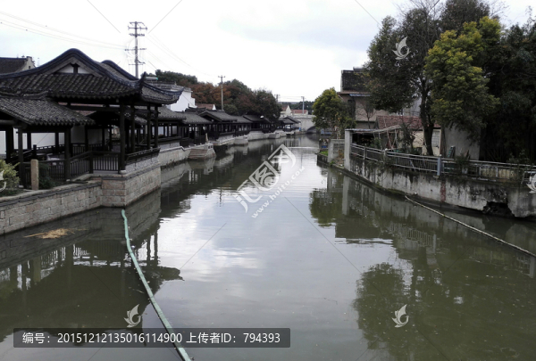 水邊的廊橋