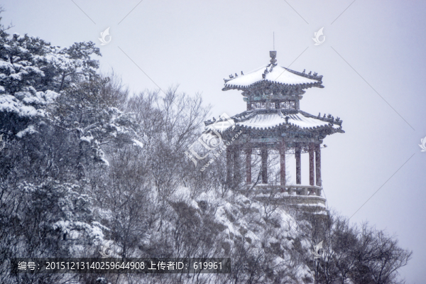 雪中亭子