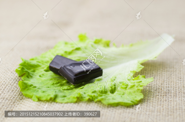 生菜葉子上的黑巧克力