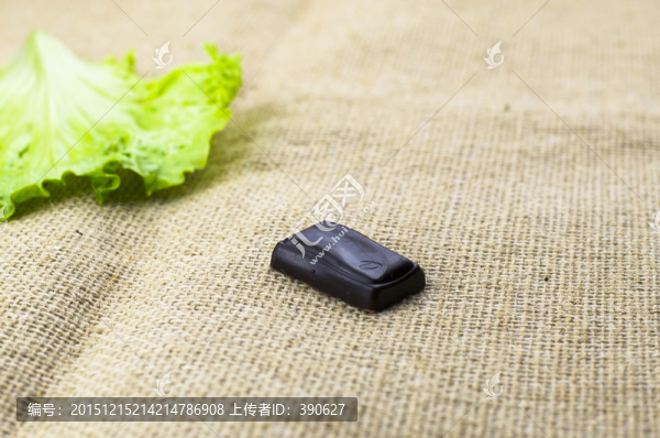 生菜葉子和一塊黑巧克力