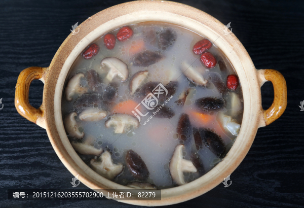 砂鍋鯽魚蘑菇紅棗湯