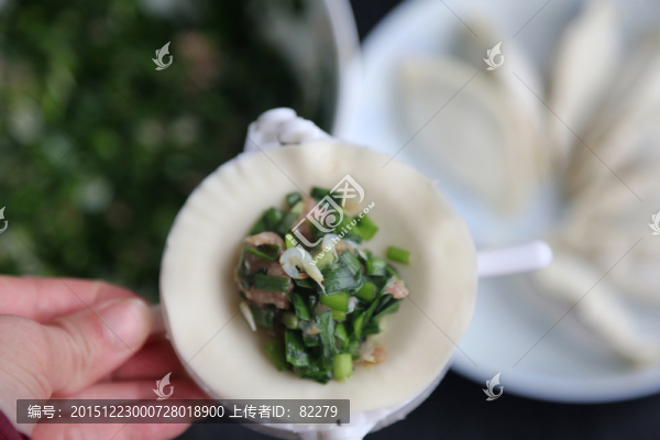包韭菜餃子
