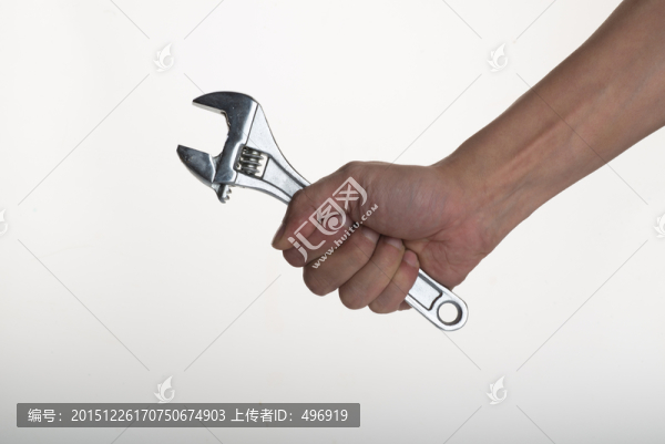 手拿扳手