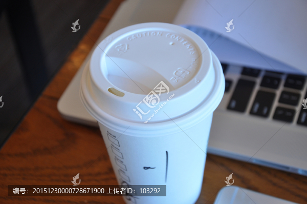 電腦旁的咖啡杯