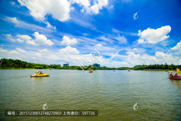 天空湖泊
