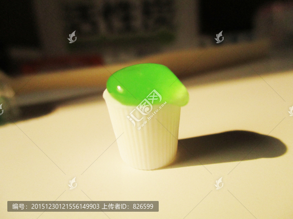 透明牙膏和牙膏蓋,概念攝影