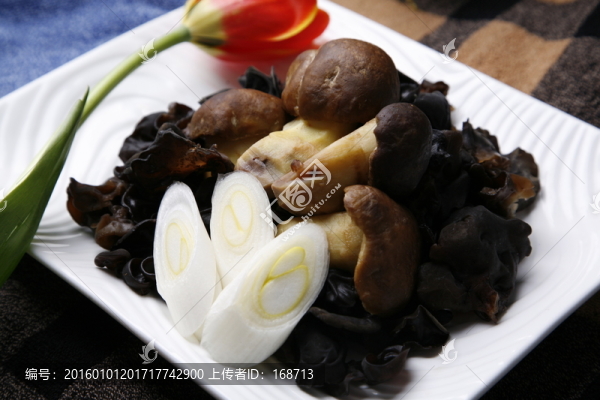 牛肝菌炒木耳
