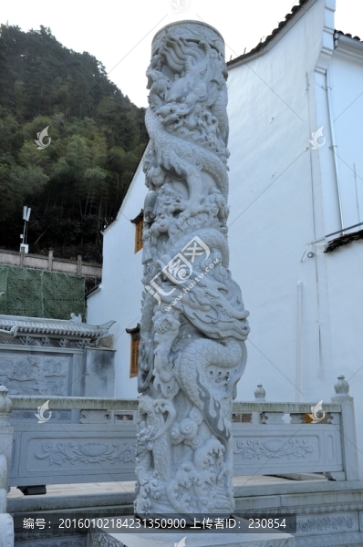石雕龍柱