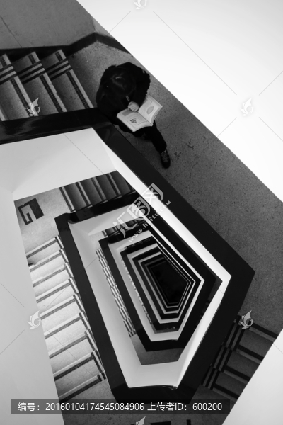 上海老建筑旋梯上的讀書人