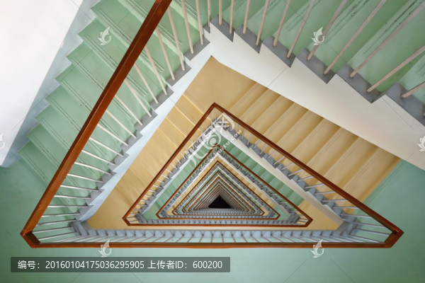 三角形幾何線條旋轉(zhuǎn)樓梯建筑藝術(shù)