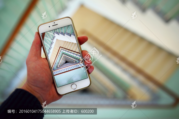 手機(jī)里的旋梯光影