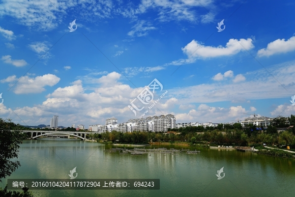 藍天白云碧水