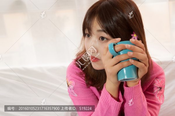 手捧茶杯的女孩
