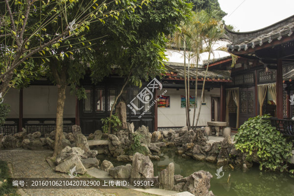 院落假山水池