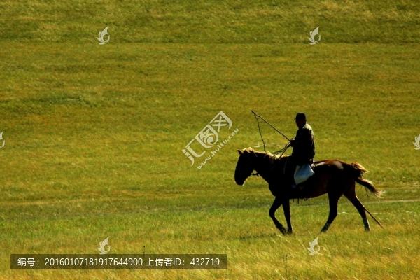 騎馬的牧民男子
