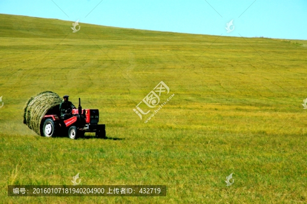 秋季牧場(chǎng)拖拉機(jī)