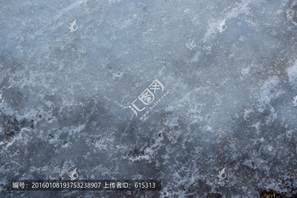 結(jié)冰的湖水