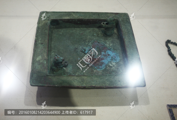 對(duì)虎青銅器