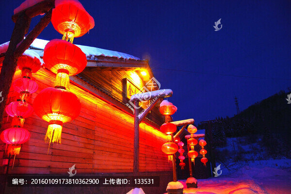 雪鄉(xiāng)夜色,紅燈籠
