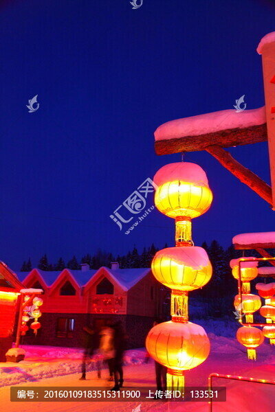 雪鄉(xiāng)夜色,紅燈籠