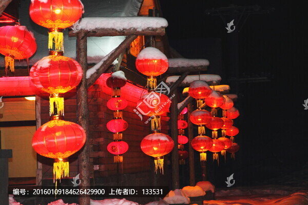 雪鄉(xiāng)夜色,紅燈籠