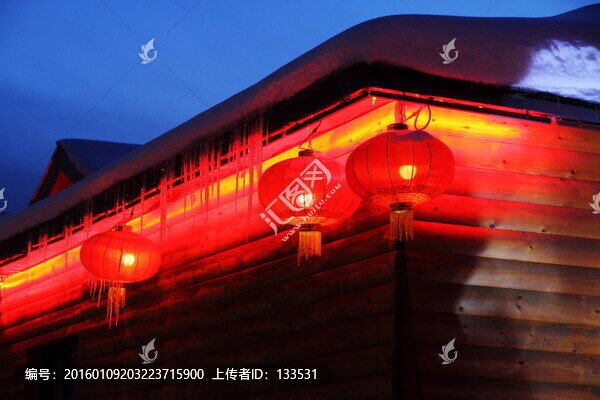 雪鄉(xiāng)夜色,紅燈籠