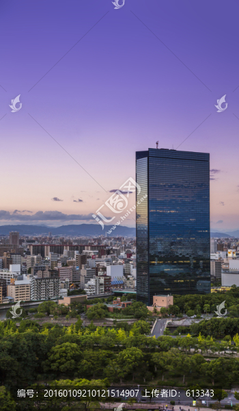 都市中鶴立雞群的一幢現(xiàn)代高樓
