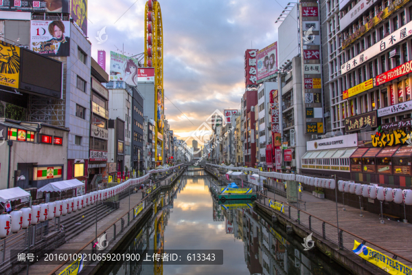 城市河道岸邊的商鋪